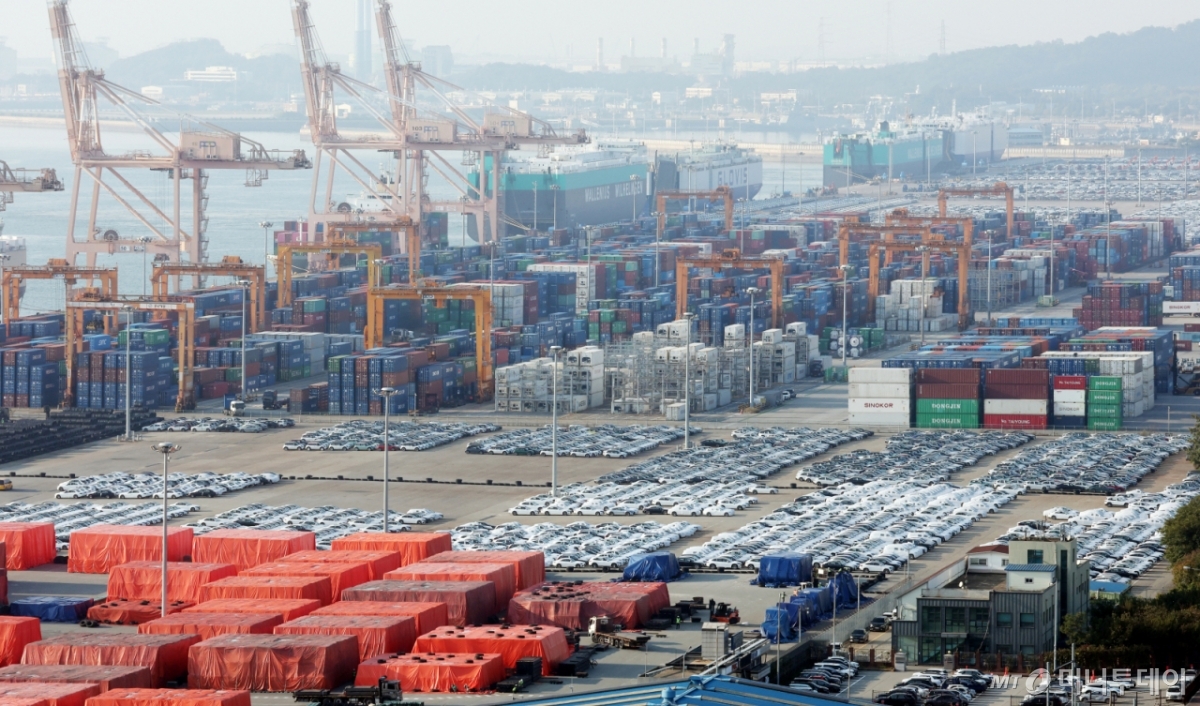 (평택=뉴스1) 김영운 기자 = 도널드 트럼프 미국 대통령이 한미 정상회담과 APEC 정상회의 참석을 위해 방한한 가운데 관세 협상의 최대 관건인 3500억 달러 규모 대미 투자펀드의 현금 비율, 운용 방식 등을 두고 한미 양국이 이견을 좁히지 못하고 있다.  사진은 29일 오후 경기 평택시 포승읍 평택항에 수출용 컨테이너들이 쌓여있는 모습. 2025.10.29/뉴스1  Copyright © 뉴스1. All rights reserved. 무단 전재 및 재배포,  AI학습 이용 금지. /사진=(평택=뉴스1) 김영운 기자