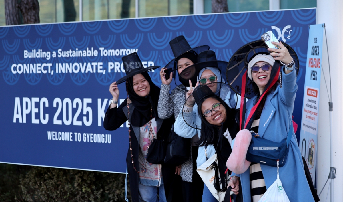 2025 경주 아시아태평양경제협력체(APEC) 정상회의 주간 첫날인 27일 외국인 관광객들이 경북 경주역에 설치된 환영부스에서 갓을 쓴 채 기념촬영을 하고 있다. /사진 = 뉴시스