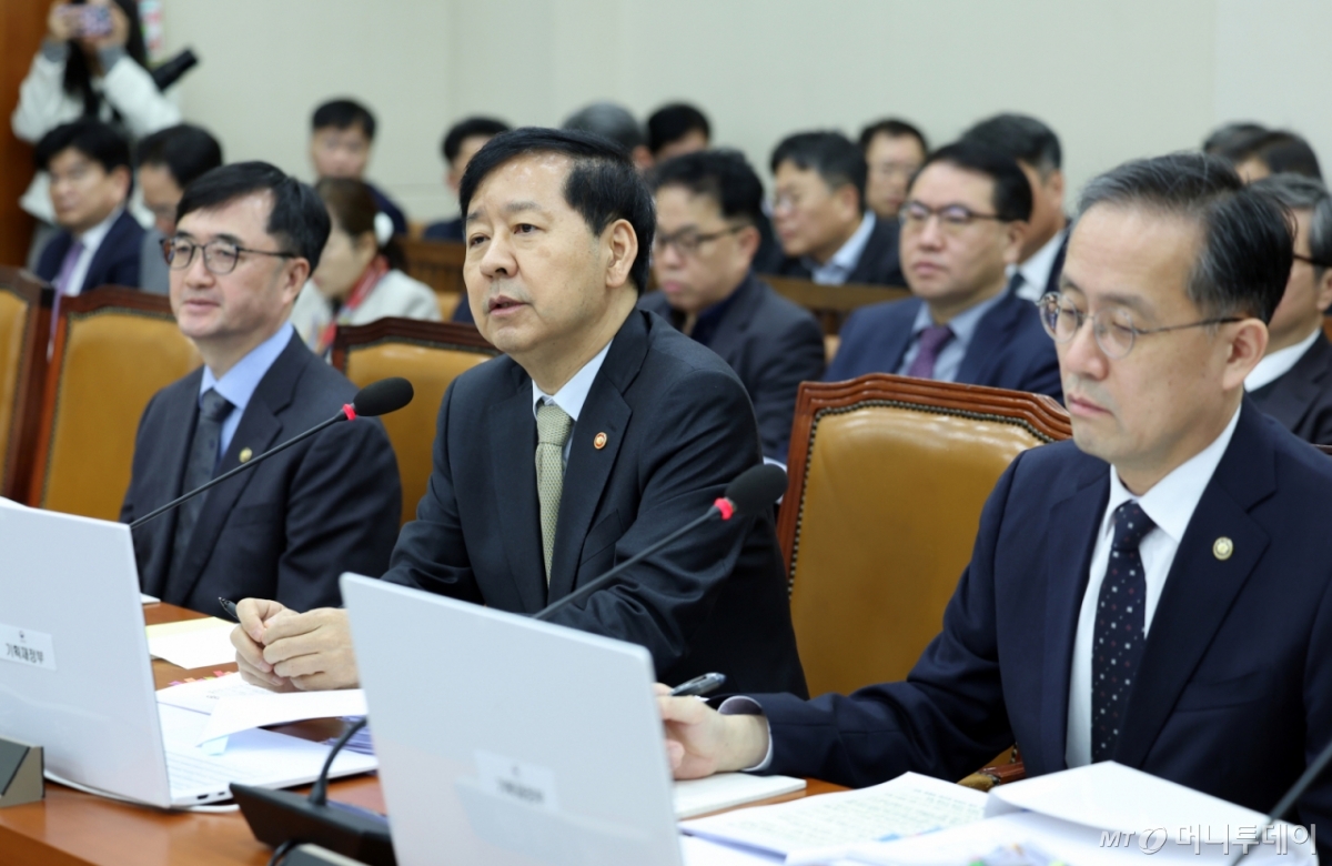 구윤철 부총리 겸 기획재정부 장관이 30일 서울 여의도 국회에서 열린 기획재정위원회의 기획재정부 등 종합감사에서 의원 질의에 답하고 있다./사진제공=뉴시스