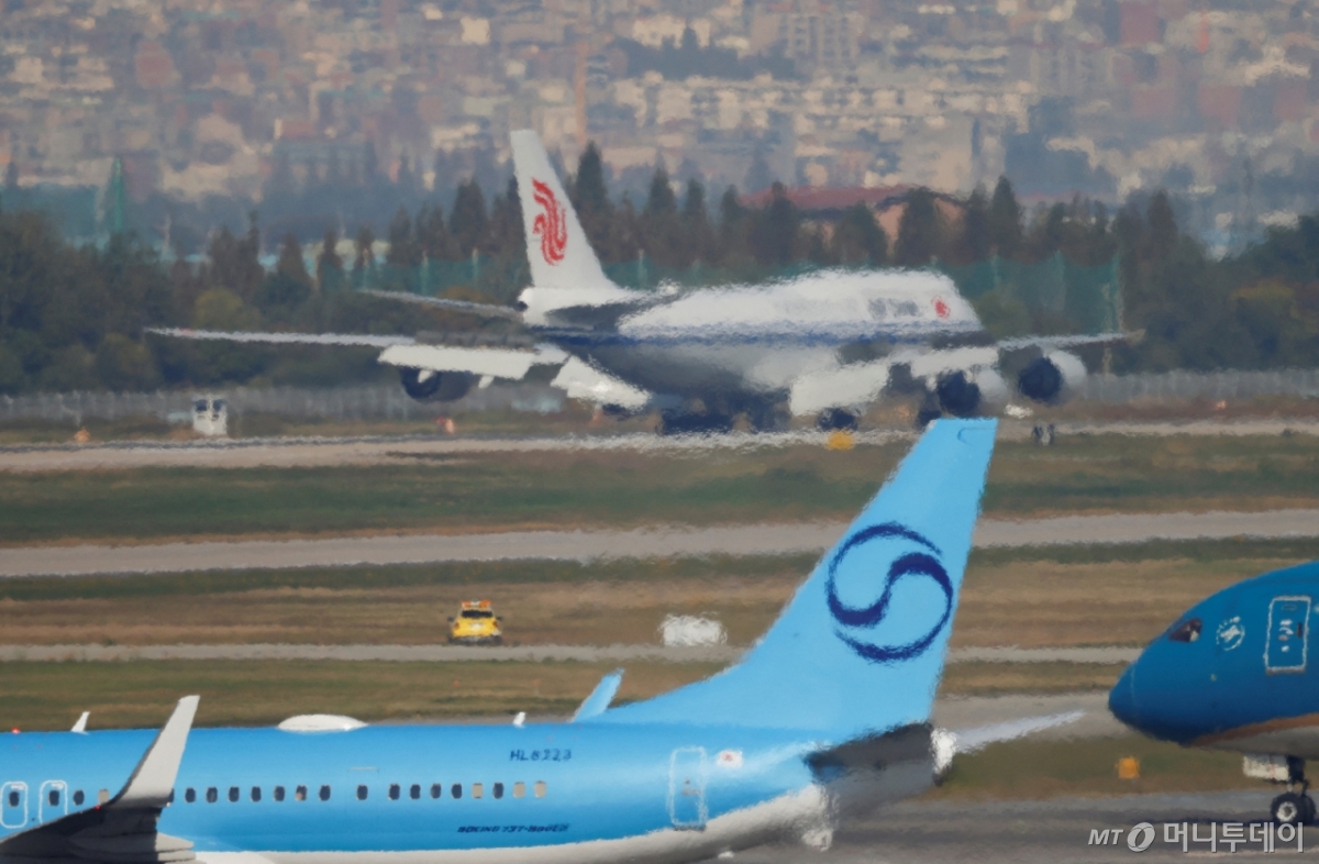 (부산 로이터=뉴스1) 김지완 기자 = 30일 아시아태평양경제협력체(APEC) 정상회의 참석차 국빈 방한한 시진핑 중국 국가주석의 중국국제항공 전용기가 부산 김해국제공항에 착륙한 모습.2025.10.30  ⓒ 로이터=뉴스1  Copyright © 뉴스1. All rights reserved. 무단 전재 및 재배포,  AI학습 이용 금지. /사진=(부산 로이터=뉴스1) 김지완 기자