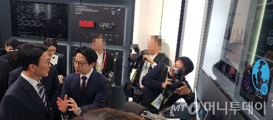 김민석 국무총리(왼쪽)가 30일 경북 경주시 경주엑스포대공원 첨단미래산업관 내 꾸려진 루닛 부스를 방문해 서범석 대표로부터 기술 설명을 듣고 있다. /사진=정기종 기자