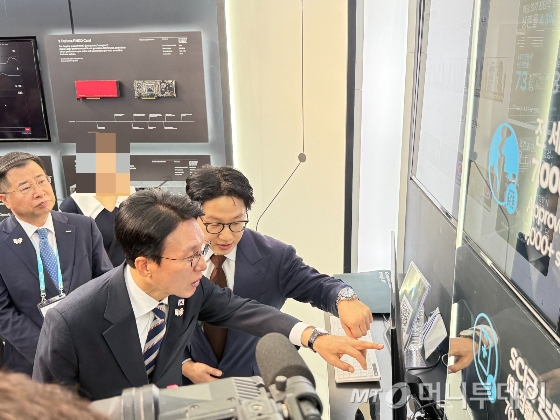김민석 국무총리(왼쪽)과 루닛 부스에서 '루닛 인사이트 MMG' 시연을 보고 있다. /사진=정기종 기자