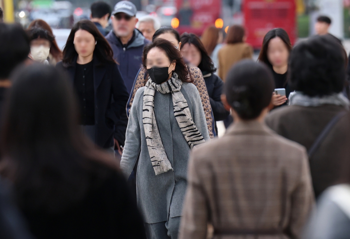  서울의 최저 기온이 4.8도를 기록하는 등 때이른 초겨울 추위가 기승을 부린 지난 21일 오전 서울 광화문 네거리에서 시민들이 몸을 움츠린 채 출근길 발걸음을 재촉하고 있다./사진=뉴스1.