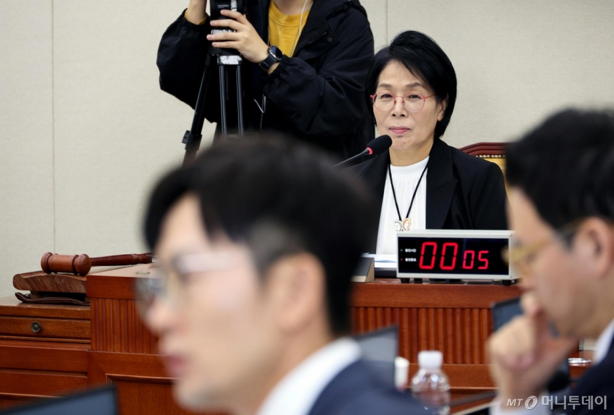 [서울=뉴시스] 김금보 기자 = 최민희 국회 과학기술정보방송통신위원회 위원장이 30일 서울 여의도 국회에서 열린 과학기술정보방송통신위원회 국정감사에서 박충권 국민의힘 의원의 최 위원장 규탄 발언을 들으며 미소를 띠고 있다. 2025.10.30. kgb@newsis.com /사진=김금보