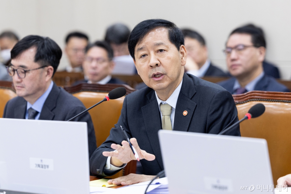 (서울=뉴스1) 이승배 기자 = 구윤철 경제부총리 겸 기획재정부 장관이 30일 서울 여의도 국회에서 열린 기획재정위원회 기획재정부 등에 대한 국정감사에 출석해 의원 질의에 답변하고 있다. 2025.10.30/뉴스1  Copyright © 뉴스1. All rights reserved. 무단 전재 및 재배포,  AI학습 이용 금지. /사진=(서울=뉴스1) 이승배 기자