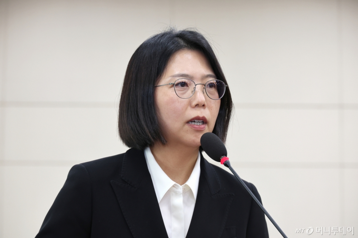 [서울=뉴시스] 김금보 기자 = 김기원 한국맥도날드 대표이사가 30일 서울 여의도 국회에서 열린 기후에너지환경노동위원회 국정감사에서 질의에 답하고 있다. 2025.10.30. kgb@newsis.com /사진=김금보