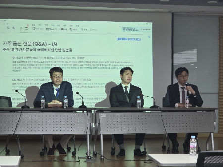 29일 서울 서초구 서울지방변호사회에서 열린 동성제약 이해관계자 설명회에서 이정엽 변호사, 백서현 브랜드리팩터링 대표, 서동기 회계사(사진 왼쪽부터)가 주주와 채권자 질의에 대답하고 있다./사진=박정렬 기자