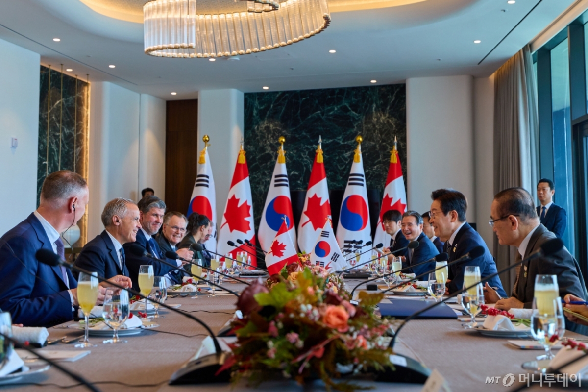 [경주=뉴시스] 최동준 기자 = 이재명 대통령과 마크 카니 캐나다 총리가 30일 경북 경주시 한 호텔에서 한-캐나다 정상회담을 하고 있다. (사진=대통령실 제공) 2025.10.30. photo@newsis.com *재판매 및 DB 금지 /사진=