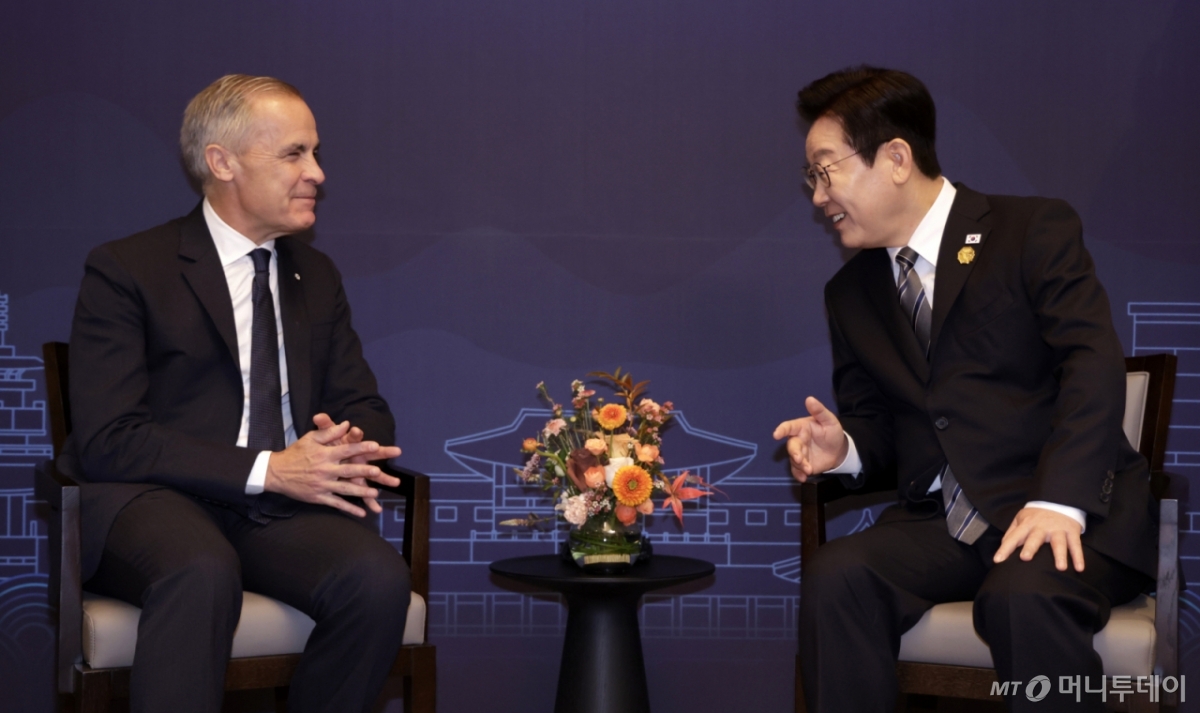 [경주=뉴시스] 최동준 기자 = 이재명 대통령과 마크 카니 캐나다 총리가 30일 경북 경주시 한 호텔에서 한-캐나다 정상회담을 하고 있다. 2025.10.30. photocdj@newsis.com /사진=최동준