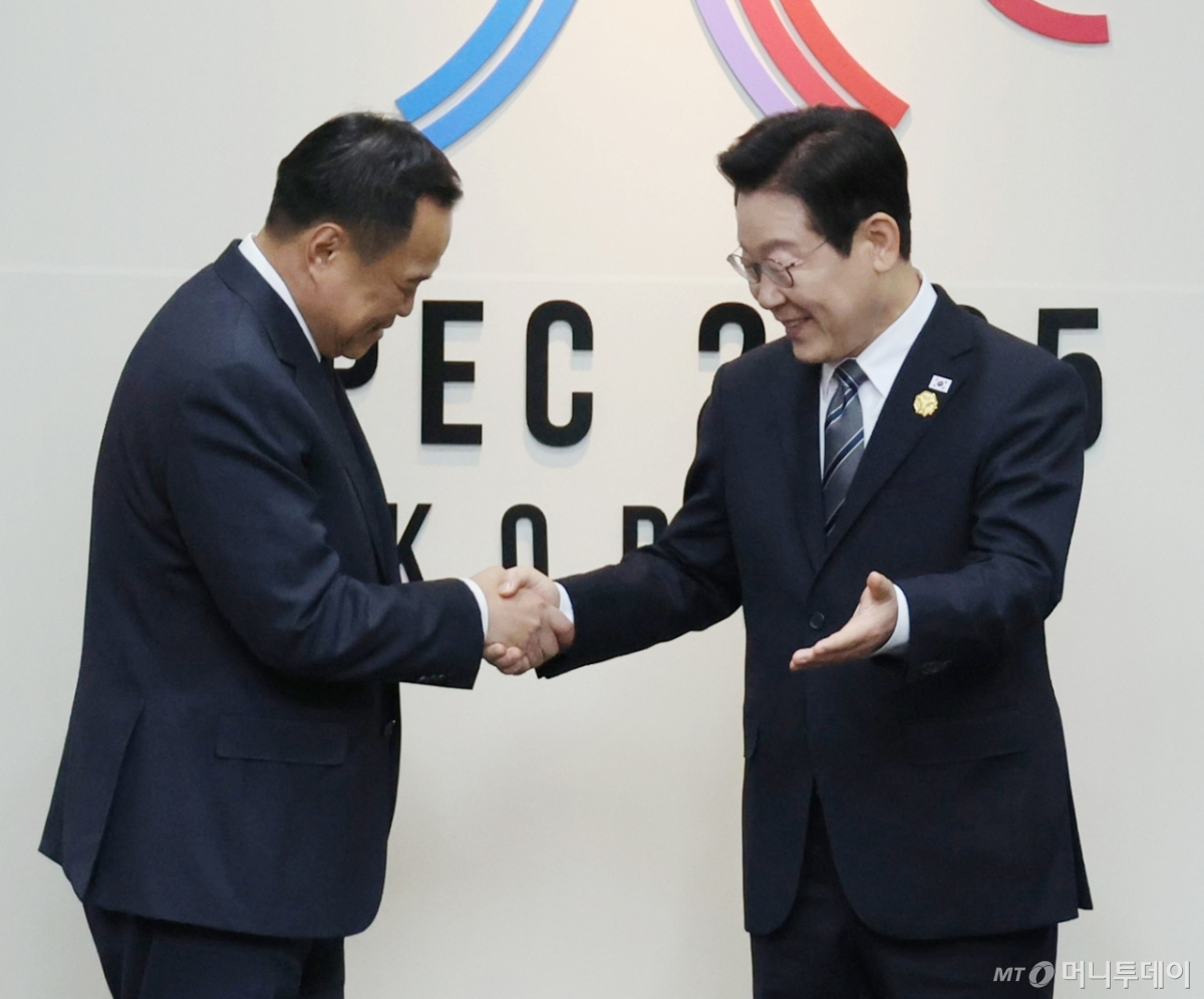 [경주=뉴시스] 최동준 기자 = 이재명 대통령이 30일 경북 경주 APEC 정상회의장에서 아누틴 찬위라꾼 태국 총리와 한-태국 양자회담에 앞서 기념촬영을 마친 뒤 자리 안내를 하고 있다. (대통령실통신사진기자단) 2025.10.30. photocdj@newsis.com /사진=