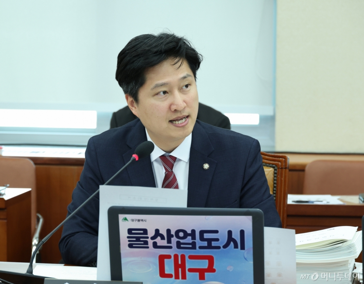 [서울=뉴시스] 김금보 기자 = 우재준 국민의힘 의원이 20일 서울 여의도 국회에서 열린 기후에너지환경노동위원회 국정감사에서 질의를 하고 있다. 2025.10.20. kgb@newsis.com /사진=김금보