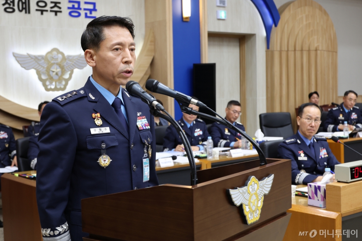 지난 23일 충남 계룡시 계룡대에서 열린 국회 국방위원회의 공군본부에 대한 국정감사에서 김형수 공군작전사령관(중장)이 질의에 답변하고 있다. / 사진=뉴시스
