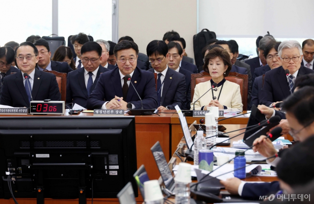 [서울=뉴시스] 조성봉 기자 = 윤호중 행정안전부 장관이 30일 오전 서울 여의도 국회 행정안전위원회에서 열린 행안부 등 종합감사에서 의원의 질의에 답변하고 있다. 2025.10.30. suncho21@newsis.com /사진=조성봉