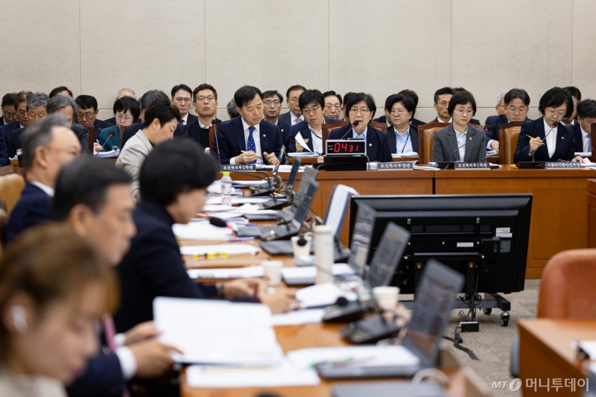 (서울=뉴스1) 유승관 기자 = 정은경 보건복지부 장관이 30일 서울 여의도 국회에서 열린 보건복지위원회의 보건복지부 등에 대한 국정감사에서 의원 질의에 답하고 있다. 2025.10.30/뉴스1  Copyright © 뉴스1. All rights reserved. 무단 전재 및 재배포,  AI학습 이용 금지. /사진=(서울=뉴스1) 유승관 기자