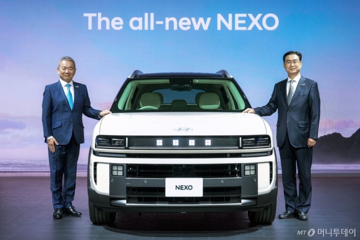 (서울=뉴스1) = 현대차는 29일 일본 도쿄 빅 사이트에서 열린 '재팬 모빌리티쇼 2025'에 처음 참가해 디 올 뉴 넥쏘를 일본 시장에 최초로 공개했다.  현대차일본법인 시메기 토시유키 법인장과 정유석 현대차 부사장이 재팬 모빌리티쇼 2025에서 기념 촬영을 하고 있다. (현대자동차 제공. 재판매 및 DB 금지) 2025.10.29/뉴스1  Copyright © 뉴스1. All rights reserved. 무단 전재 및 재배포,  AI학습 이용 금지. /사진=(서울=뉴스1)