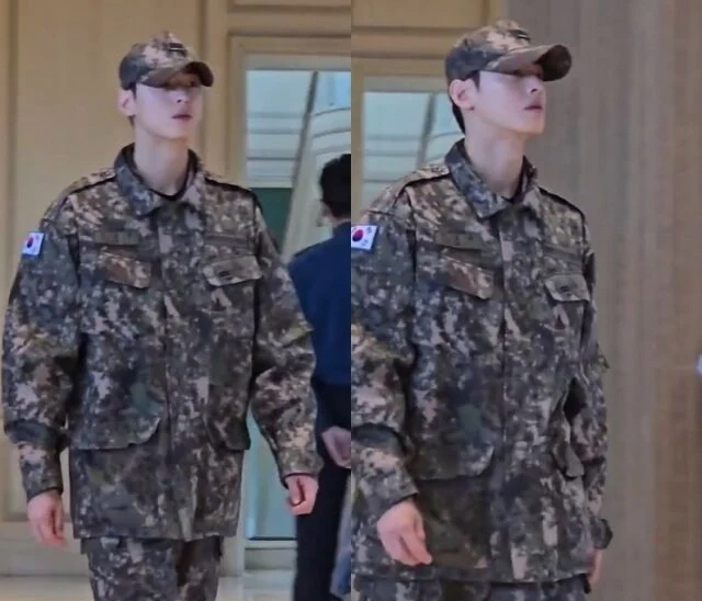 가수 겸 배우 차은우의 군복 차림이 포착됐다. /사진=온라인 커뮤니티