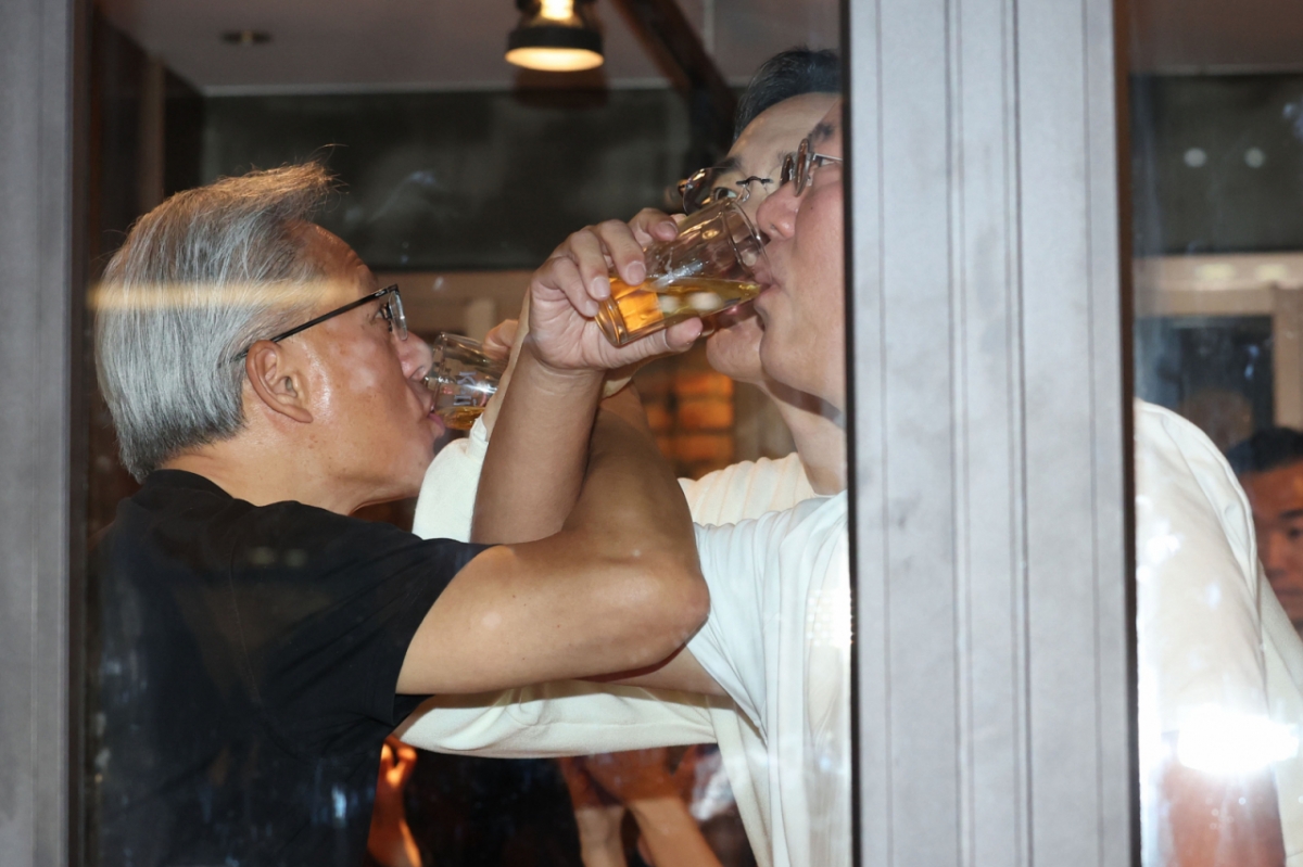 젠슨 황 엔비디아 CEO(최고경영자)와 이재용 삼성전자 회장, 정의선 현대차그룹 회장이 30일 오후 서울 강남구 깐부치킨 삼성점에서 치맥(치킨+맥주) 회동을 하며 '러브샷'을 하고 있다./사진=뉴시스 