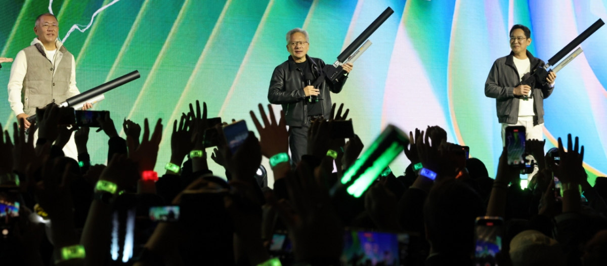 젠슨 황 엔비디아 최고경영자(CEO), 이재용 삼성전자 회장, 정의선 현대차그룹 회장이 30일 서울 강남구 코엑스에서 열린 엔비디아 지포스 게이머 페스티벌에서 선물을 나눠주고 있다./사진=뉴시스 