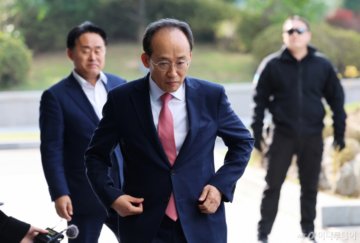 (서울=뉴스1) 오대일 기자 = 국회의 계엄해제 의결을 방해한 의혹을 받는 추경호 전 국민의힘 원내대표가 30일 오전 서울 서초구 서울고등검찰청에 마련된 내란 특검팀(특별검사 조은석) 사무실에서 피의자 신분으로 조사를 받기 위해 출석하고 있다. 2025.10.30/뉴스1 Copyright © 뉴스1. All rights reserved. 무단 전재 및 재배포, AI학습 이용 금지. /사진=(서울=뉴스1) 오대일 기자