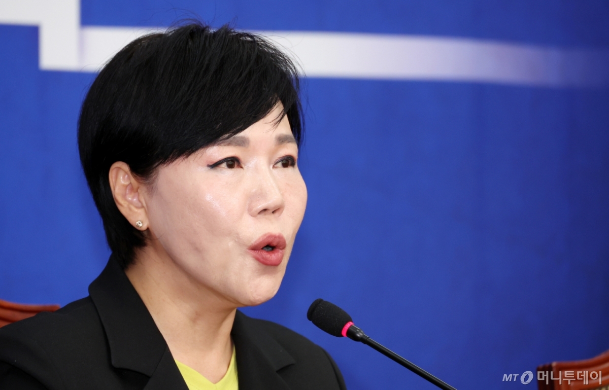 [서울=뉴시스] 김명년 기자 = 전현희 더불어민주당 최고위원이 19일 오전 서울 여의도 국회에서 기자간담회를 열고 발언하고 있다. 2025.10.19. kmn@newsis.com /사진=김명년