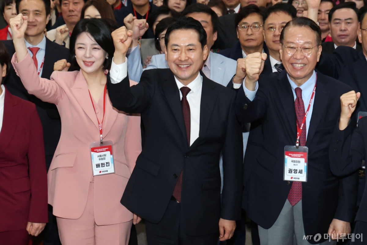 (서울=뉴스1) 이광호 기자 = 장동혁 국민의힘 대표와 의원들을 비롯한 참석자들이 31일 서울 강남구 SETEC에서 열린 서울시당 당협위원장 및 선출공직자 워크숍에서 구호를 외치고 있다.  2025.10.31/뉴스1  Copyright © 뉴스1. All rights reserved. 무단 전재 및 재배포,  AI학습 이용 금지. /사진=(서울=뉴스1) 이광호 기자