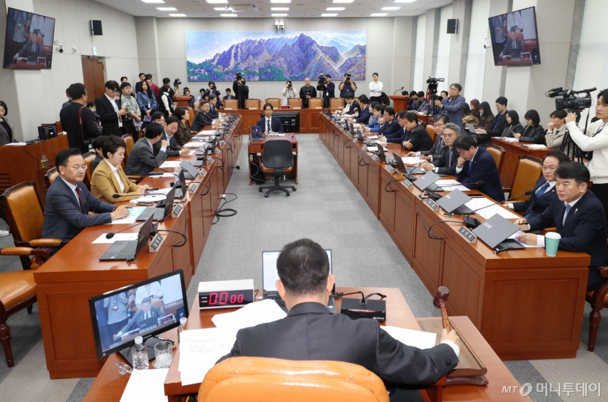 [서울=뉴시스] 조성봉 기자 = 김병기 국회 운영위원장이 29일 오전 서울 여의도 국회에서 열린 운영위원회 전체회의에서 의사봉을 두드리고 있다.  2025.10.29. suncho21@newsis.com /사진=조성봉