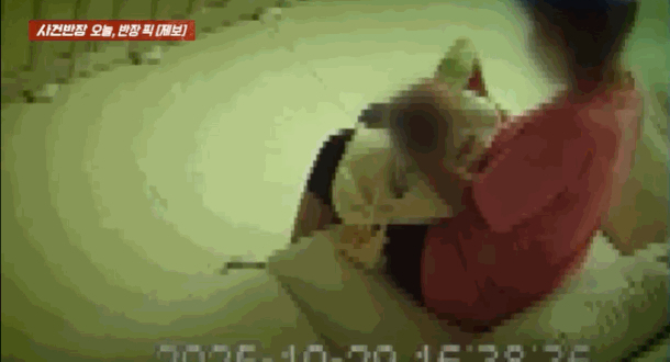 한 산후 도우미가 갓난아기에게 젖병을 강제로 물려 분유를 먹이고 있다. /사진=JTBC 사건반장 갈무리