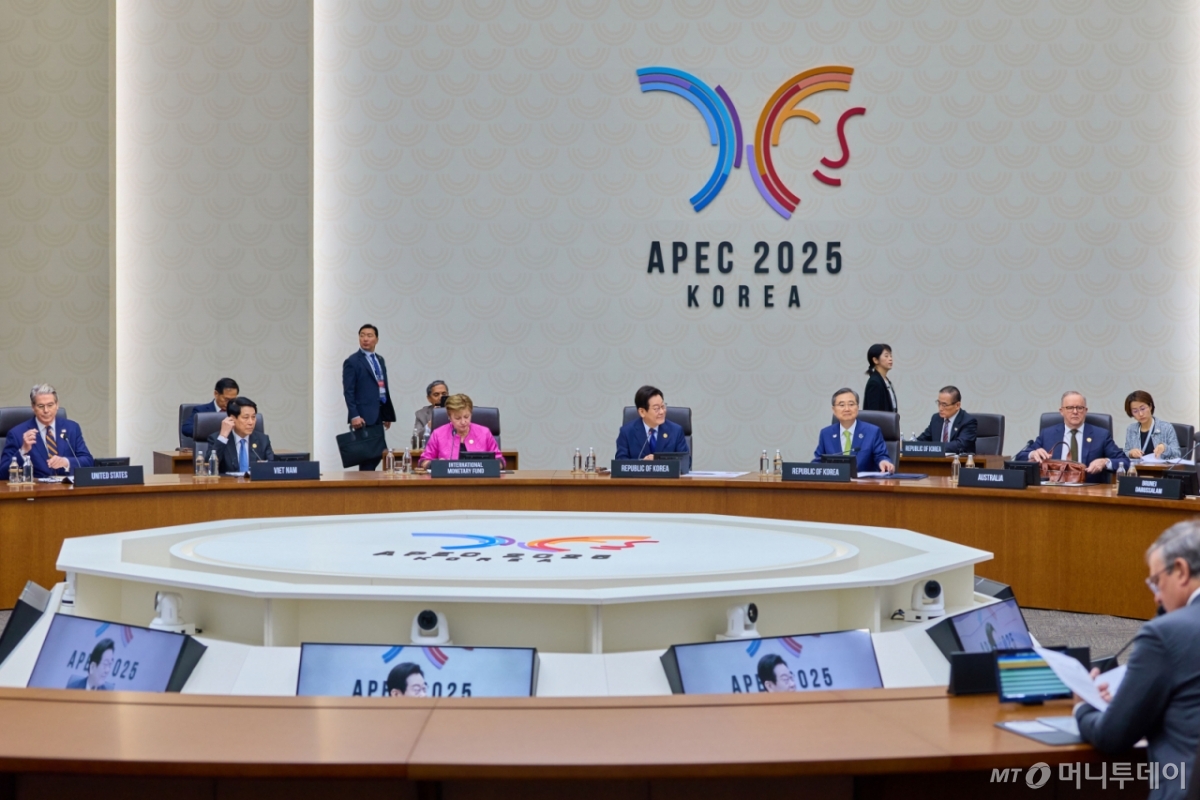 [경주=뉴시스] 최동준 기자 = 이재명 대통령이 31일 경북 경주화백컨벤션센터에서 열린 2025 아시아태평양경제협력체(APEC) 정상회의 제1세션을 주재하고 있다. (사진=대통령실 제공) 2025.10.31. 