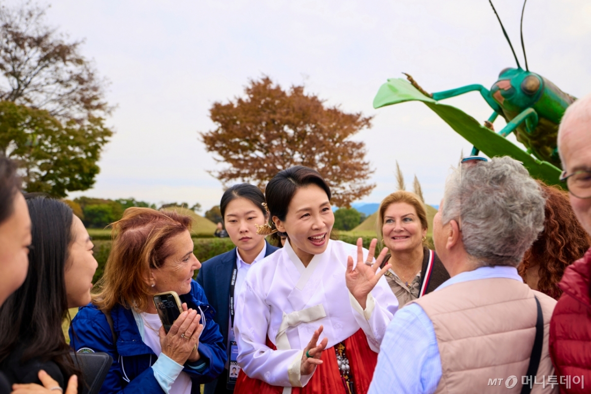 [서울=뉴시스] 고범준 기자 = 김혜경 여사가 30일 경북 경주 교촌마을에서 한복 입은 외국인 관광객들과 대화하고 있다. (사진=대통령실 제공) 2025.10.30. photo@newsis.com *재판매 및 DB 금지 /사진=