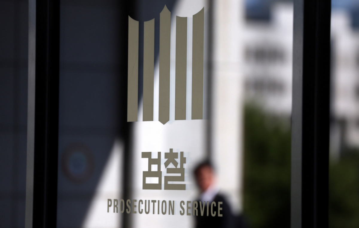 4일 오전 서울 서초구 서울중앙지방검찰청에서 검찰 로고가 보이고 있다./사진=뉴시스