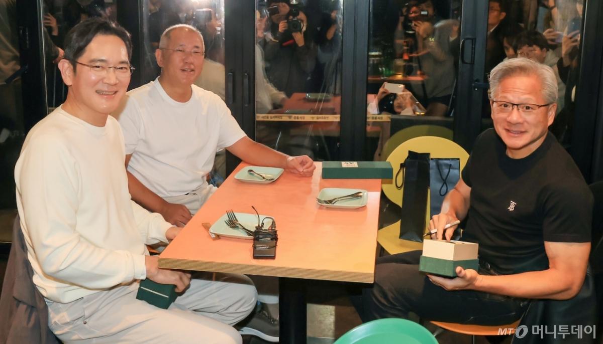 (서울=뉴스1) 김진환 기자 = 젠슨 황 엔비디아 최고경영자(CEO)가 30일 오후 서울 강남구 삼성역 인근 깐부치킨 매장에서 이재용 삼성그룹 회장, 정의선 현대차그룹 회장과 치킨 회동을 하고 있다. 2025.10.30/뉴스1 Copyright © 뉴스1. All rights reserved. 무단 전재 및 재배포, AI학습 이용 금지. /사진=(서울=뉴스1) 김진환 기자