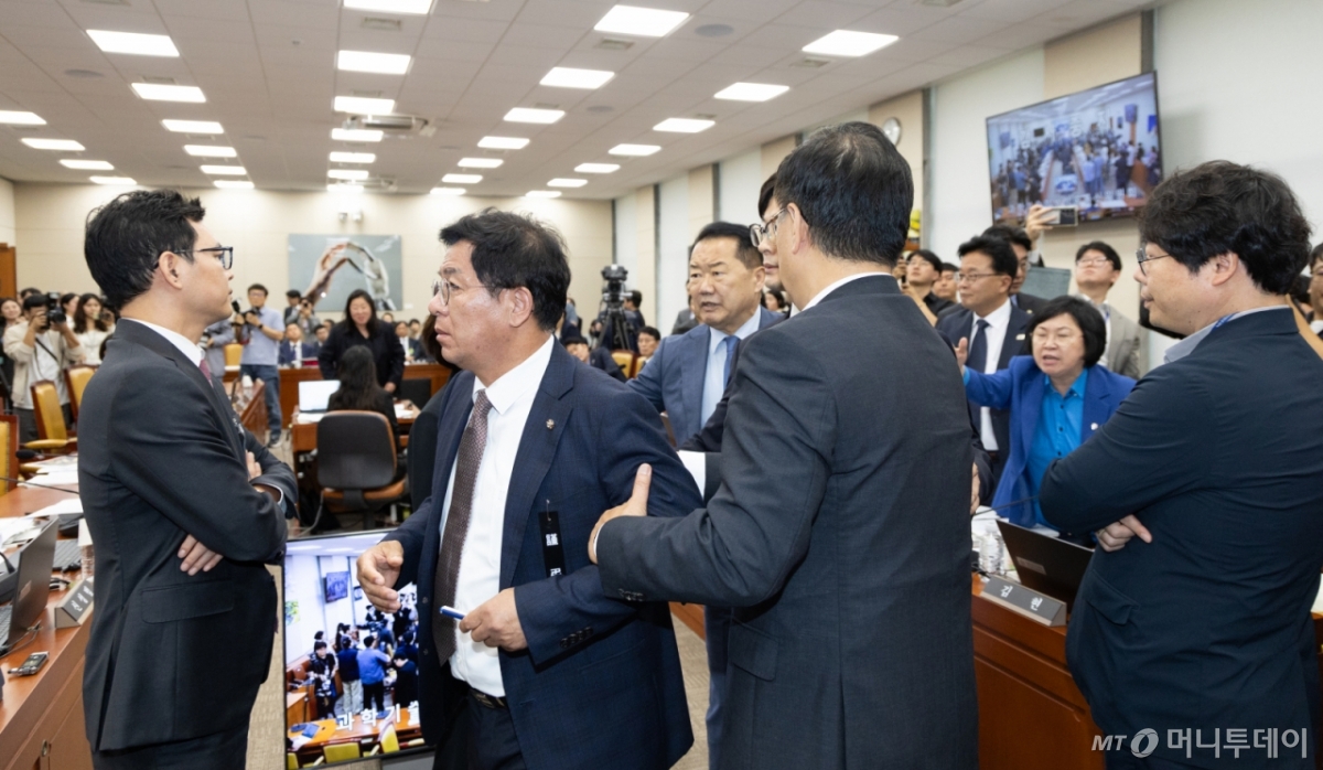 (서울=뉴스1) 이승배 기자 = 14일 서울 여의도 국회에서 열린 과학기술정보방송통신위원회 방송통신위원회 등에 대한 국정감사에서 김우영 더불어민주당 의원의 질의 중 박정훈 국민의힘 의원의 문자메시지 공개와 관련해 여야 의원들이 설전을 벌이고 있다.  2025.10.14/뉴스1  Copyright © 뉴스1. All rights reserved. 무단 전재 및 재배포,  AI학습 이용 금지. /사진=(서울=뉴스1) 이승배 기자