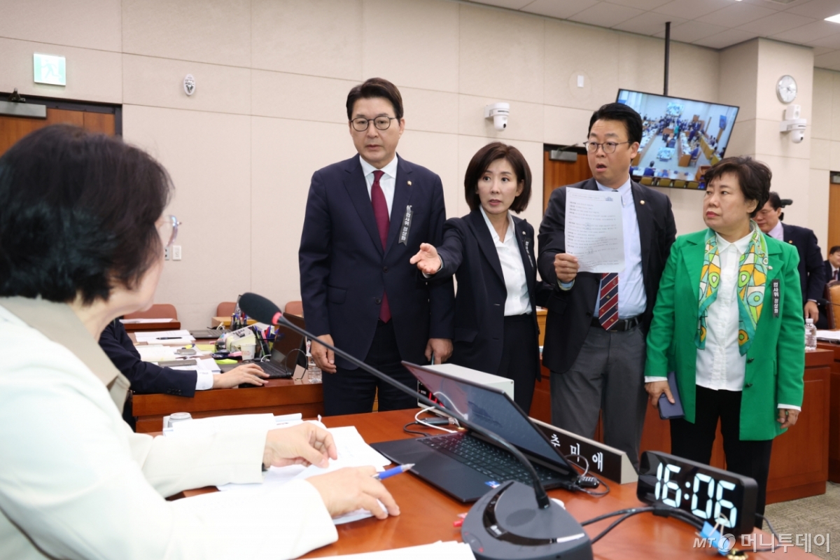 (서울=뉴스1) 이승배 기자 = 16일 서울 여의도 국회에서 열린 법제사법위원회 감사원 등에 대한 국정감사에서 신동욱, 나경원, 곽규택, 조배숙 국민의힘 의원이 의사 진행 관련 추미애 위원장에게 항의하고 있다. 2025.10.16/뉴스1  Copyright © 뉴스1. All rights reserved. 무단 전재 및 재배포,  AI학습 이용 금지. /사진=(서울=뉴스1) 이승배 기자