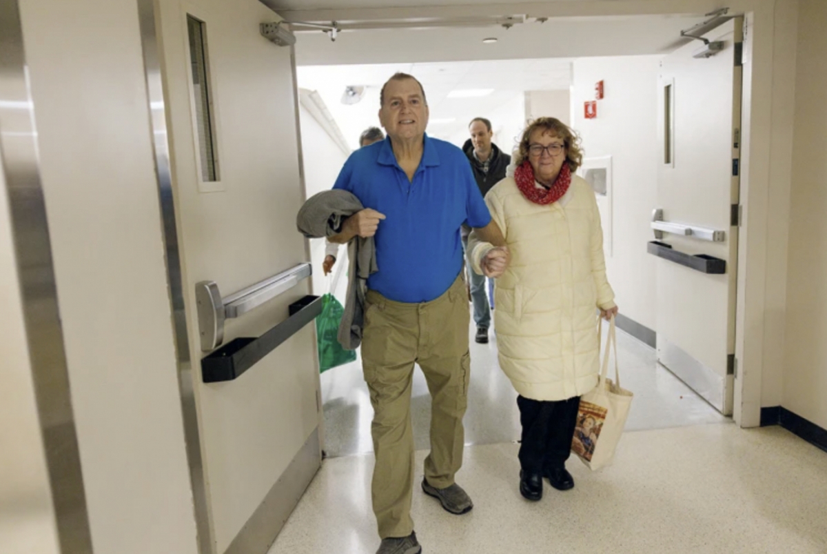 지난 1월 미국 매사추세츠 종합병원에서 유전자 조작(편집) 돼지 신장을 이식 받고 퇴원 중인 팀 앤드루스씨(67) 모습. 병원에 따르면 앤드루스씨는 최근 이식한 돼지 신장을 제거하는 수술을 받았으며 안정적 상태로 다시 투석 치료를 받고 있는 것으로 전해졌다. 앤드루스씨는 돼지 장기이식 사례로는 역대 최장 기간인 9개월의 생존을 기록했다. /사진=매사추세츠 종합병원