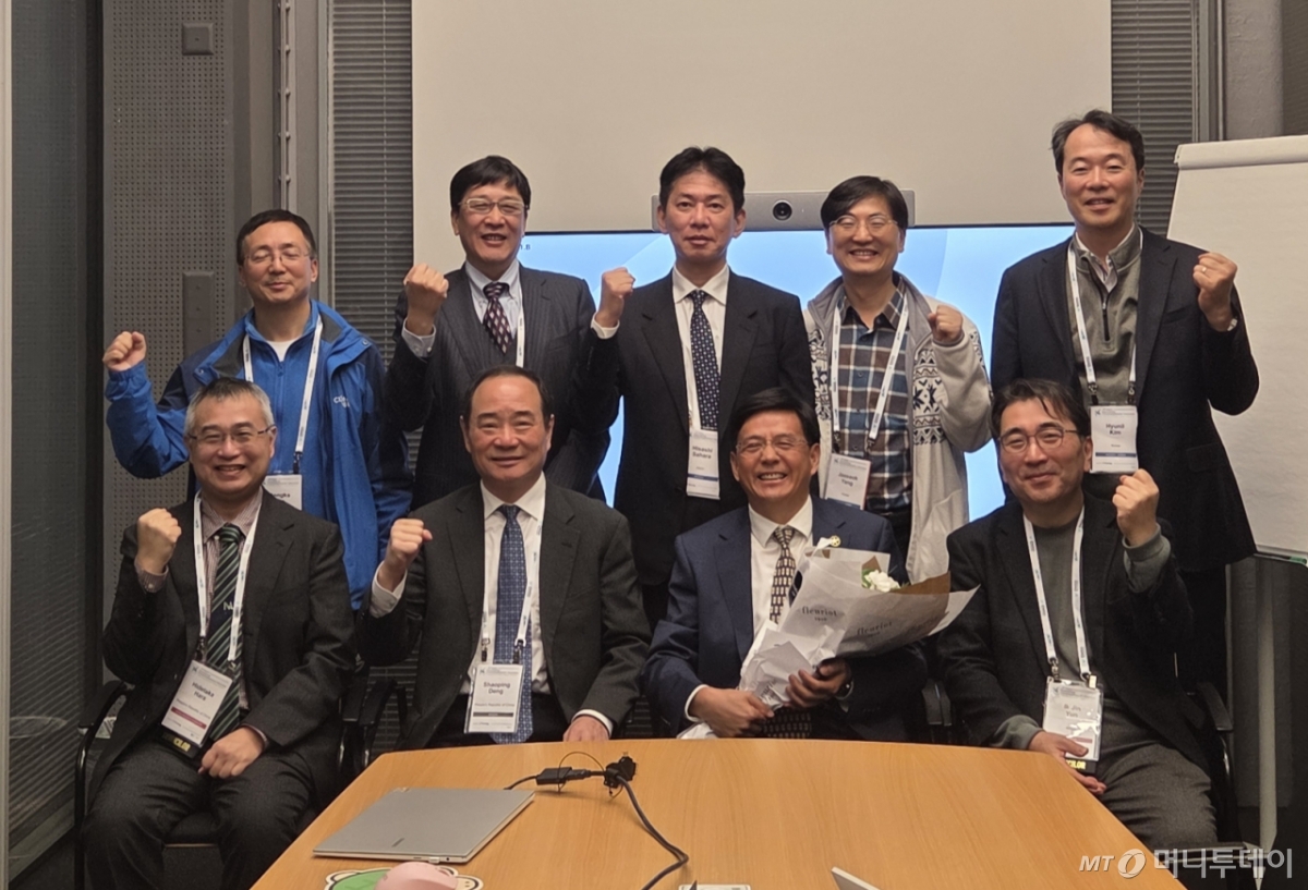 (맨 앞줄 왼쪽부터)하라 히데타카 하이난의대 제2부속병원 이식연구소 외과 교수, 덩 샤오핑 쓰촨성 이종이식 및 재생 중점실험실 최고전략책임자(CSO), 왕이 중국 하이난의대 제2부속병원 외과 교수, 윤익진 의장 등이 지난 10월2일 스위스 제네바에서 진행된 세계이종이식학회(IXA) 당시 AXA 관련 모임을 진행한 모습. /사진제공=아시아이종이식학회(AXA)