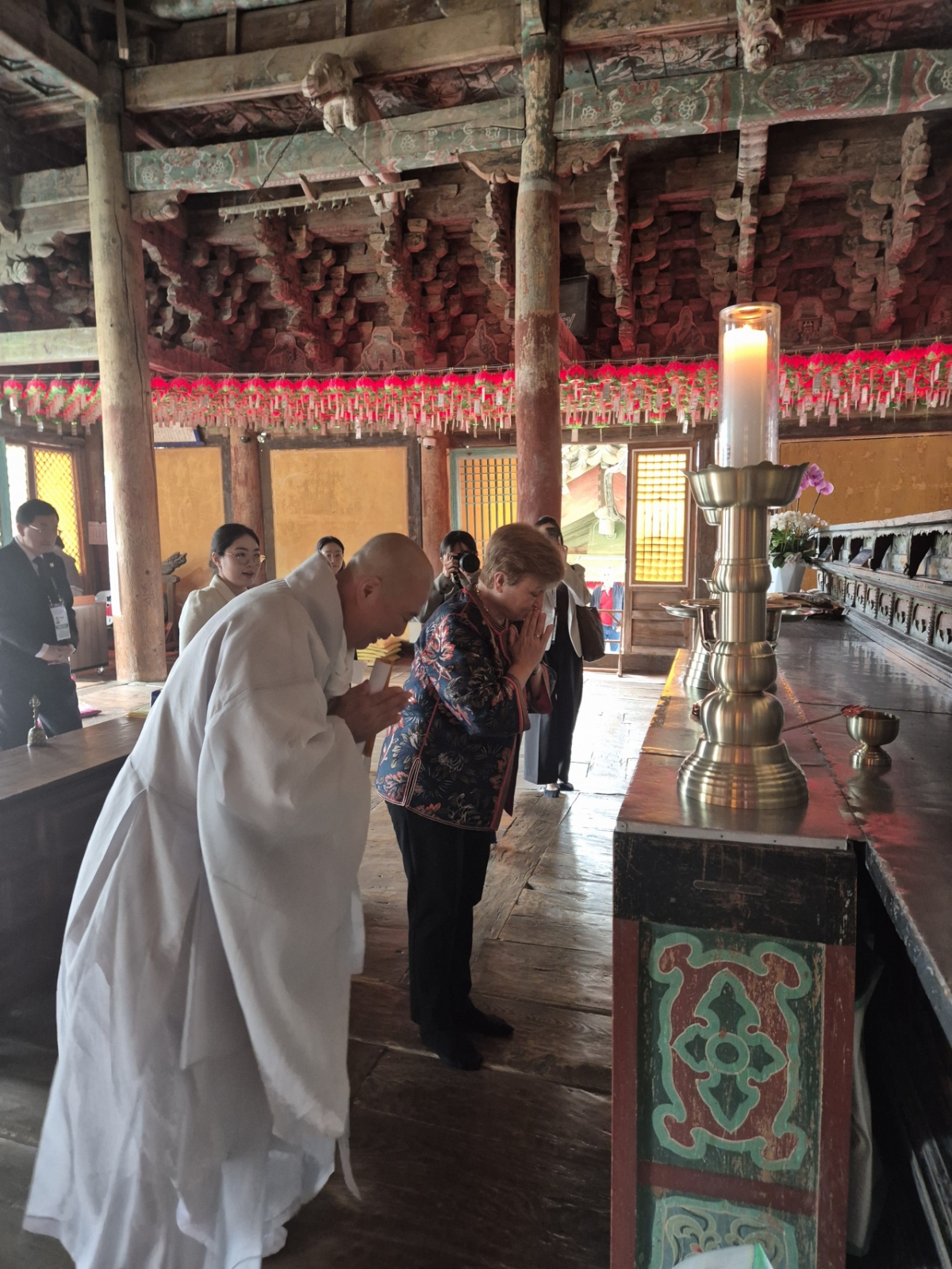 유네스코 세계문화유산 경주 불국사(국보 제20호)를 방문한 크리스틸리나 게오르기에바 IMF총재가 합장 인사를 올리고 있다./사진제공=경북도