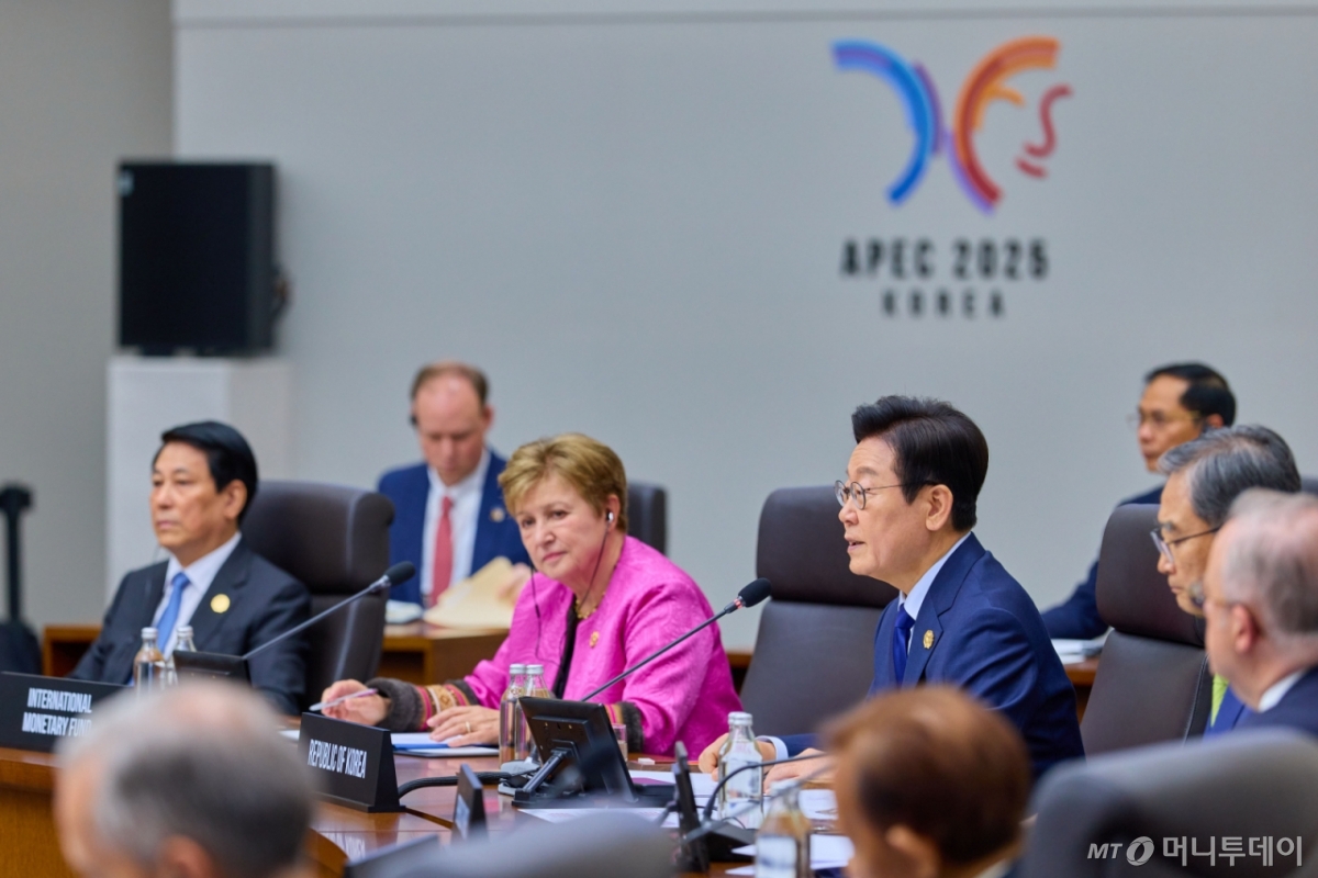 [경주=뉴시스] 최동준 기자 = 이재명 대통령이 31일 경북 경주화백컨벤션센터에서 열린 2025 아시아태평양경제협력체(APEC) 정상회의 제1세션을 주재하고 있다. (사진=대통령실 제공) 2025.10.31. photo@newsis.com *재판매 및 DB 금지 /사진=