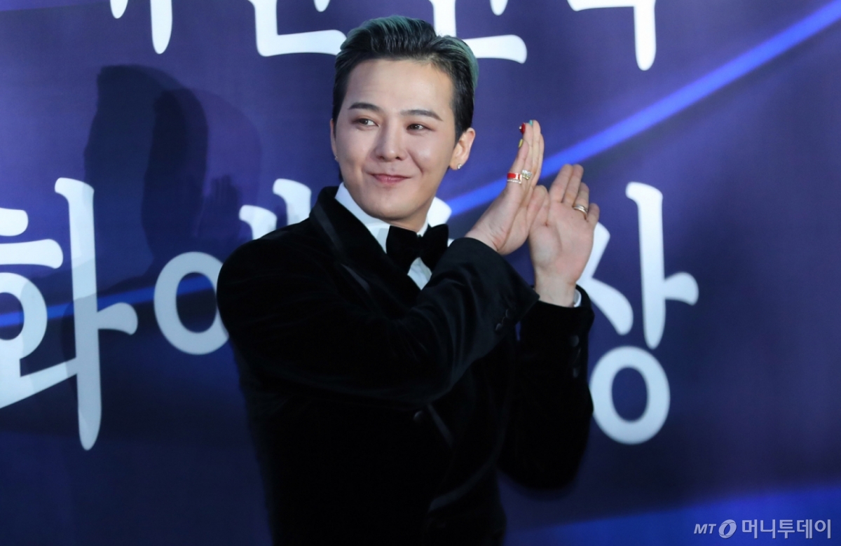 [서울=뉴시스] 김혜진 기자 = 가수 지드래곤이 23일 오후 서울 중구 국립극장에서 열린 제16회 대한민국 대중문화예술상에서 레드카펫을 밟고 있다. 2025.10.23. 