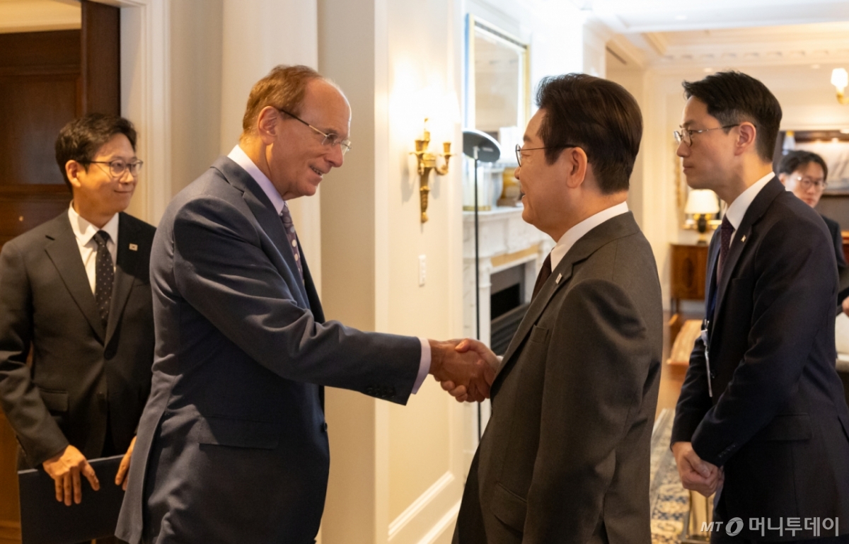 (서울=뉴스1) 이재명 기자 = 이재명 대통령이 22일(현지시간) 미국 뉴욕의 한 호텔에서 세계경제포럼 의장인 래리 핑크 블랙록 회장을 접견하고 있다. (대통령실 제공. 재판매 및 DB 금지) 2025.9.28/뉴스1 Copyright © 뉴스1. All rights reserved. 무단 전재 및 재배포, AI학습 이용 금지. /사진=(서울=뉴스1) 이재명 기자