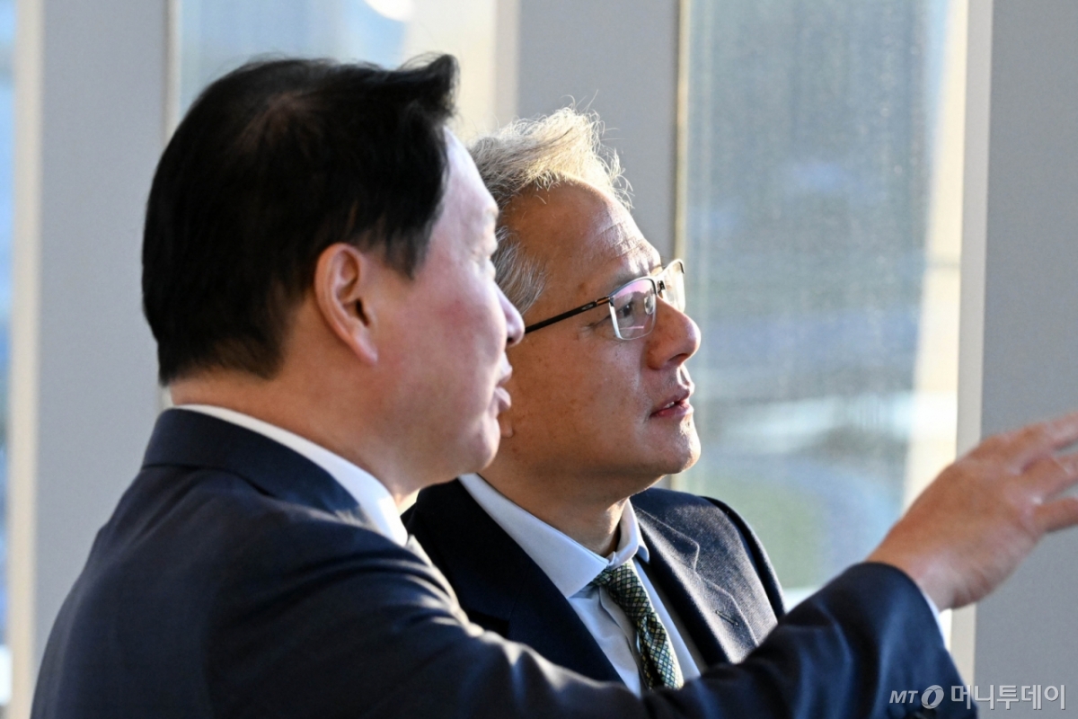 [경주=뉴시스] 추상철 기자 = 젠슨 황 엔비디아 CEO와 최태원 대한상의 회장이 31일 경북 경주시 경주예술의전당에서 열린 아시아태평양경제협력체(APEC) CEO 서밋에서 환담을 나누고 있다. (공동취재) 2025.10.31. photo@newsis.com /사진=