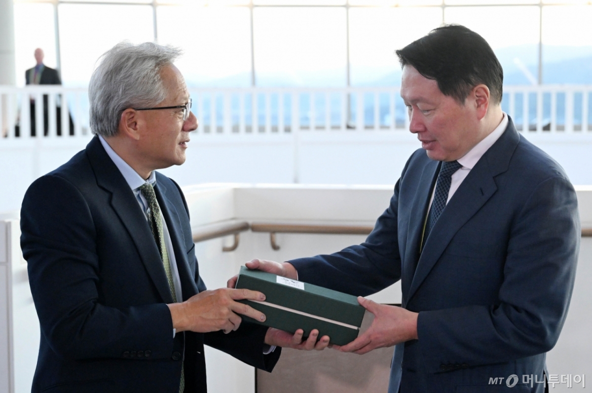 [경주=뉴시스] 추상철 기자 = 젠슨 황 엔비디아 CEO가 31일 경북 경주시 경주예술의전당에서 열린 아시아태평양경제협력체(APEC) CEO 서밋에 참석해 최태원 대한상의 회장과 만나 위스키는 하쿠슈 25년을 선물하고 있다. (공동취재) 2025.10.31. photo@newsis.com /사진=추상철