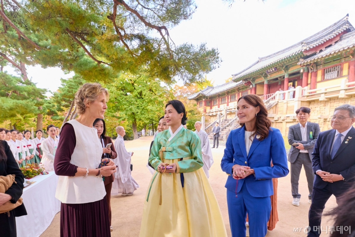 (서울=뉴스1) 허경 기자 = 김혜경 여사가 31일 경북 경주 불국사에서 열린 2025 아시아태평양경제협력체(APEC) 정상회의 배우자 초청 행사에 참석자들과 대화하고 있다. (대통령실 제공. 재판매 및 DB 금지) 2025.10.31/뉴스1  Copyright © 뉴스1. All rights reserved. 무단 전재 및 재배포,  AI학습 이용 금지. /사진=(서울=뉴스1) 허경 기자