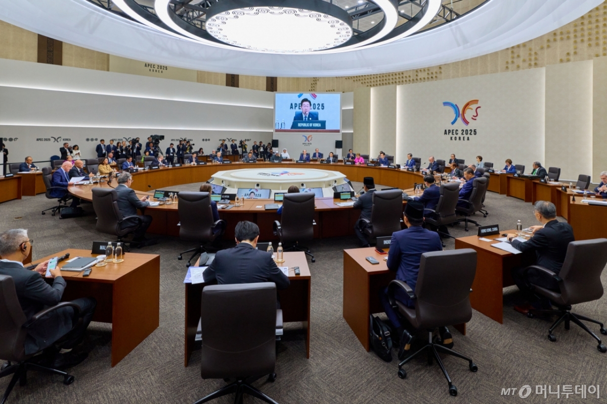 [경주=뉴시스] 최동준 기자 = 이재명 대통령이 31일 경북 경주화백컨벤션센터에서 열린 2025 아시아태평양경제협력체(APEC) 정상회의 제1세션에서 발언하고 있다. (사진=대통령실 제공) 2025.10.31. photo@newsis.com  *재판매 및 DB 금지 /사진=최동준