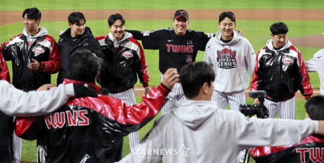 LG 트윈스 외야수 김현수(가운데). /사진=강영조 선임기자