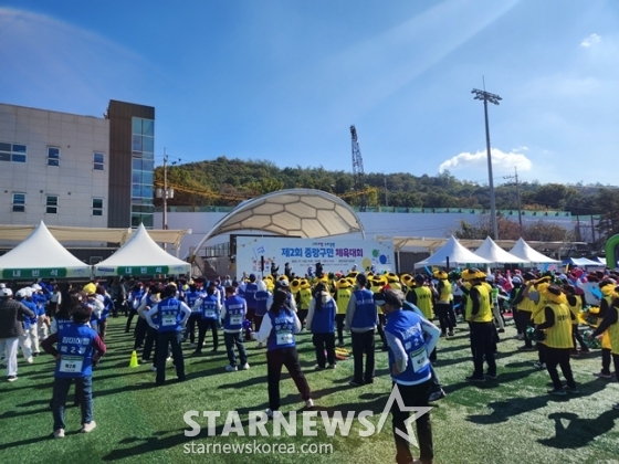 중랑구민 체육대회에서 체조를 하고 있는 구민들. /사진=박수진 기자