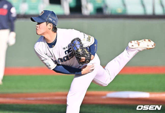 NC 원종해가 1일 열린 2025 울산-KBO Fall League 결승전에서 역투하고 있다.