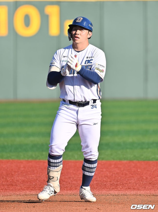 NC 오영수가 1일 열린 2025 울산-KBO Fall League 결승전에서 1회말 2타점 2루타를 터트리고 있다.