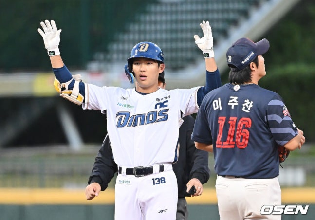 NC 고준휘가 1일 열린 2025 울산-KBO Fall League 결승전에서 7회 2루타를 치고 세리머니를 하고 있다.