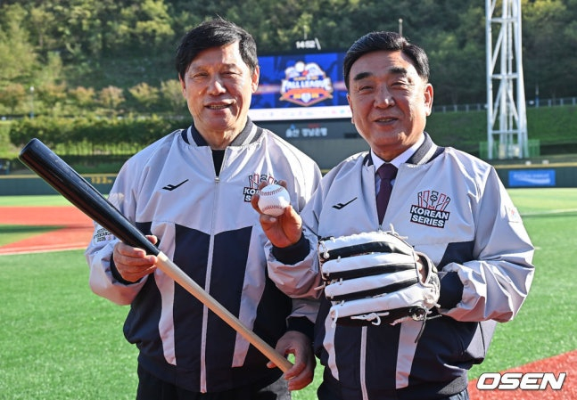 허구연 KBO 총재(왼쪽)와 김두겸 울산광역시장이 1일 열린 2025 울산-KBO Fall League 결승전에서 시타와 시구를 맡았다.
