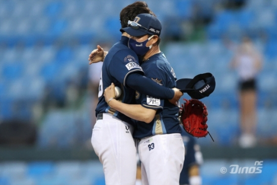 지난 2021년 8월 15일 대전 한화전에서 데뷔 경기를 가진 NC 강태경(왼쪽)이 아버지인 강인권 당시 수석코치와 포옹을 하고 있다. /사진=NC 다이노스 제공